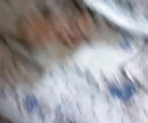 বৃদ্ধা ব্যবহার একটি খেলনা থেকে সাহায্য তার সেট একটি বিশাল কালো মোরগ মধ্যে সেক্সি বিএফ ডান্স তার